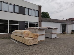 Bouwmaterialen buiten uitgestald